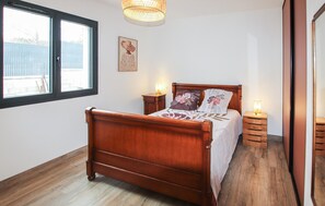 4 habitaciones, tabla de planchar con plancha y cuna de viaje 