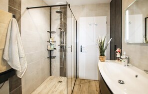 Shower, hair dryer - Nice home in Montboucher sur Jabron (Montboucher sur Jabron)