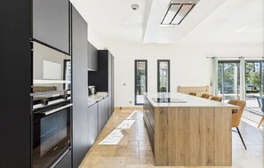 Fridge, microwave, oven, stovetop - VILLA PROVENÇALE AVEC PISCINE (Montauroux)