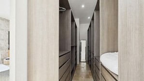 A narrow hallway with bunk beds on either side, leading to a door at the end. - VILLA PROVENÇALE AVEC PISCINE (Montauroux)