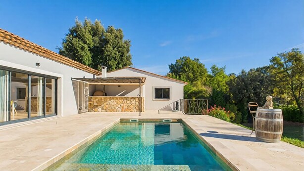 A modern house with a swimming pool, a stone wall, and a small garden. - VILLA PROVENÇALE AVEC PISCINE (Montauroux)