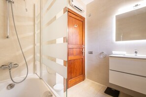 Shower, hair dryer, towels - House in Alcudia Bell Lloc with pool near the sea (Alcúdia)