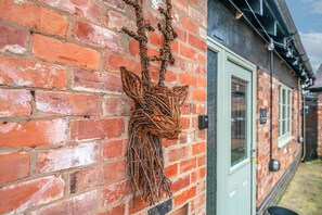 Exterior detail - Pools Cottage 2-Head Cooks Cottage in Warwickshire (Kenilworth)