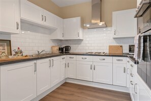Coffee/tea maker, fridge, microwave, oven - Pools Cottage 2-Head Cooks Cottage in Warwickshire (Kenilworth)