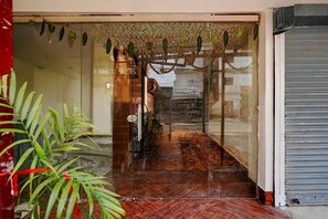 Reception - Townhouse Dharampur Railway Station (Dehradun)