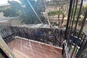 Property grounds - 2 Bedroom House In Pyrmont (Pyrmont)
