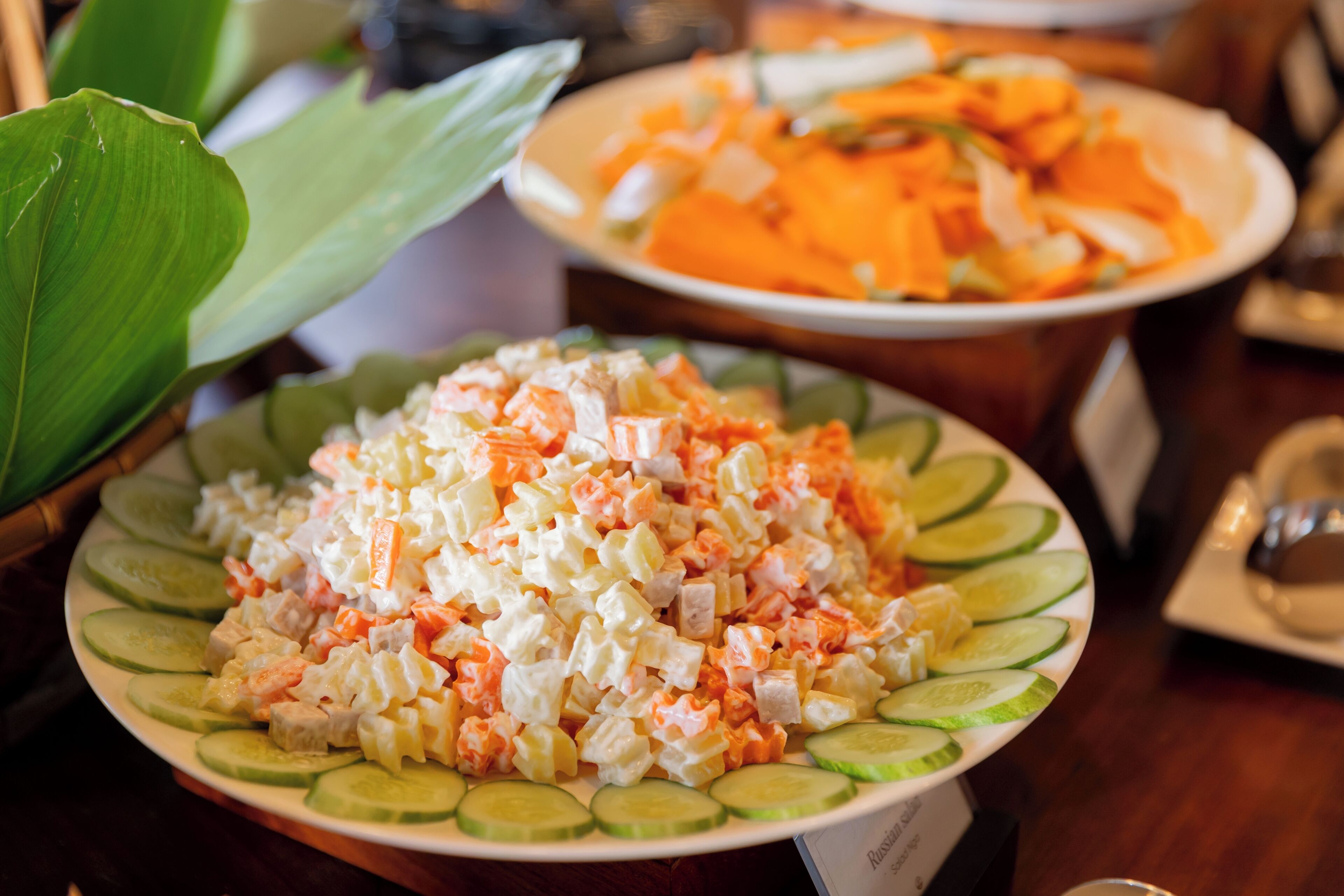 Una ensalada con pepinos y otros ingredientes.