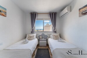 Tabla de planchar con plancha, wifi gratis y ropa de cama 
