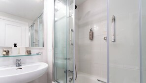 Shower, hair dryer, towels - Seaview Retreat Apartment with Pool REF067 (Benalmádena)
