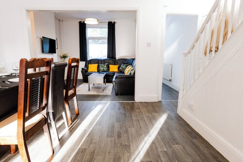 Kingsholm House - 4 Bedrooms - On the Rainbow Street