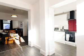 Microwave, oven - Kingsholm House - 4 Bedrooms - On the Rainbow Street (Gloucestershire)