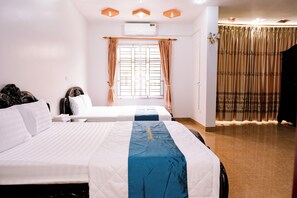 Chambre Double | Espace de travail pour ordinateur portable, rideaux occultants