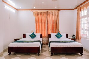 Luxury Room, Balcony, City View | Ruang kerja komputer riba, langsir/tirai gelap terus, kalis bunyi 