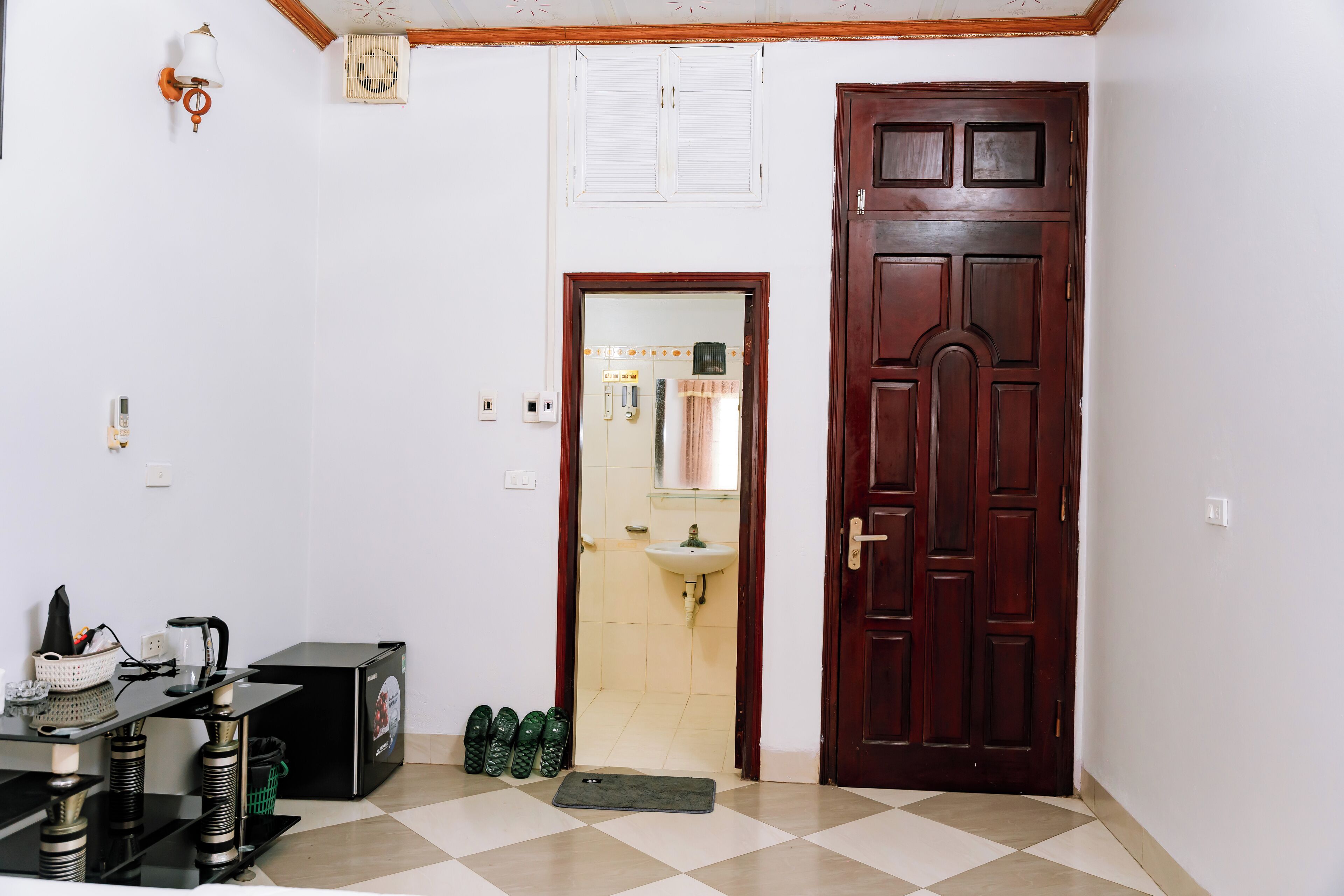 Basic Double Room Single Use | Bathroom | Hair dryer, towels, soap, shampoo