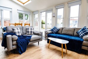 Smart TV - Gloucester Kingsholm 6 Bedrooms (Gloucester)