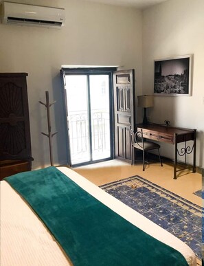 Iron/ironing board, WiFi, bed sheets - Spacious 5-bedroom historic CASA BAHAREQUE with pool and 2-level shaded patio (Mérida)
