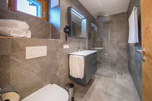 Een douche, een haardroger, handdoeken