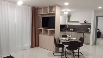 Apartamento (One Bedroom apartment with Balcony an) | Sala de estar | TV de tela plana 32 polegadas com canais via satélite