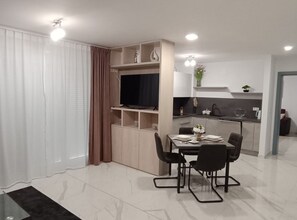 Apartamento (One Bedroom apartment with Balcony an) | Sala de estar | TV de tela plana 32 polegadas com canais via satélite