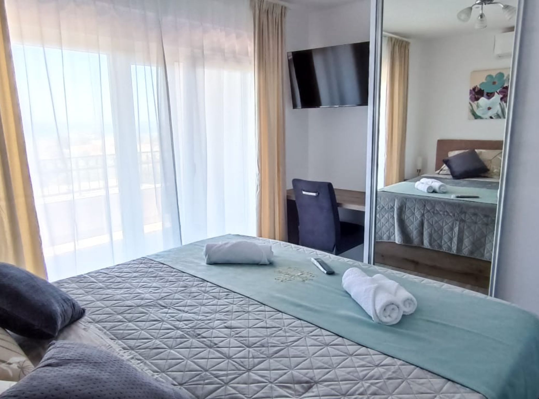 Apartment (Three Bedroom Apartment with Balcony )