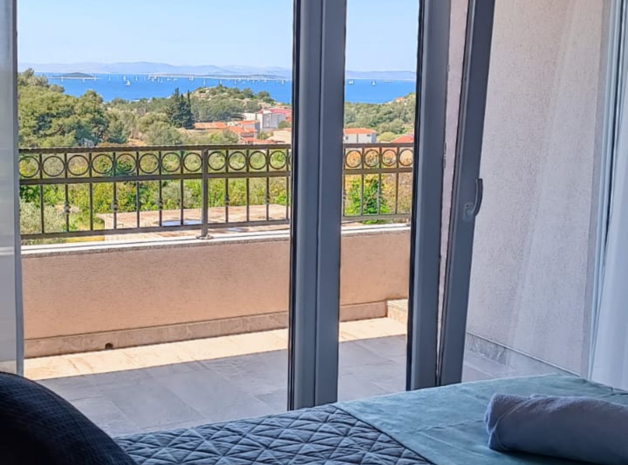 Apartment (Three Bedroom Apartment with Balcony )