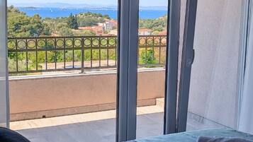 Apartment (Three Bedroom Apartment with Balcony )