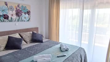 Căn hộ (Three Bedroom Apartment with Balcony )