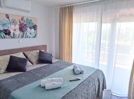 公寓 (Three Bedroom Apartment with Balcony )