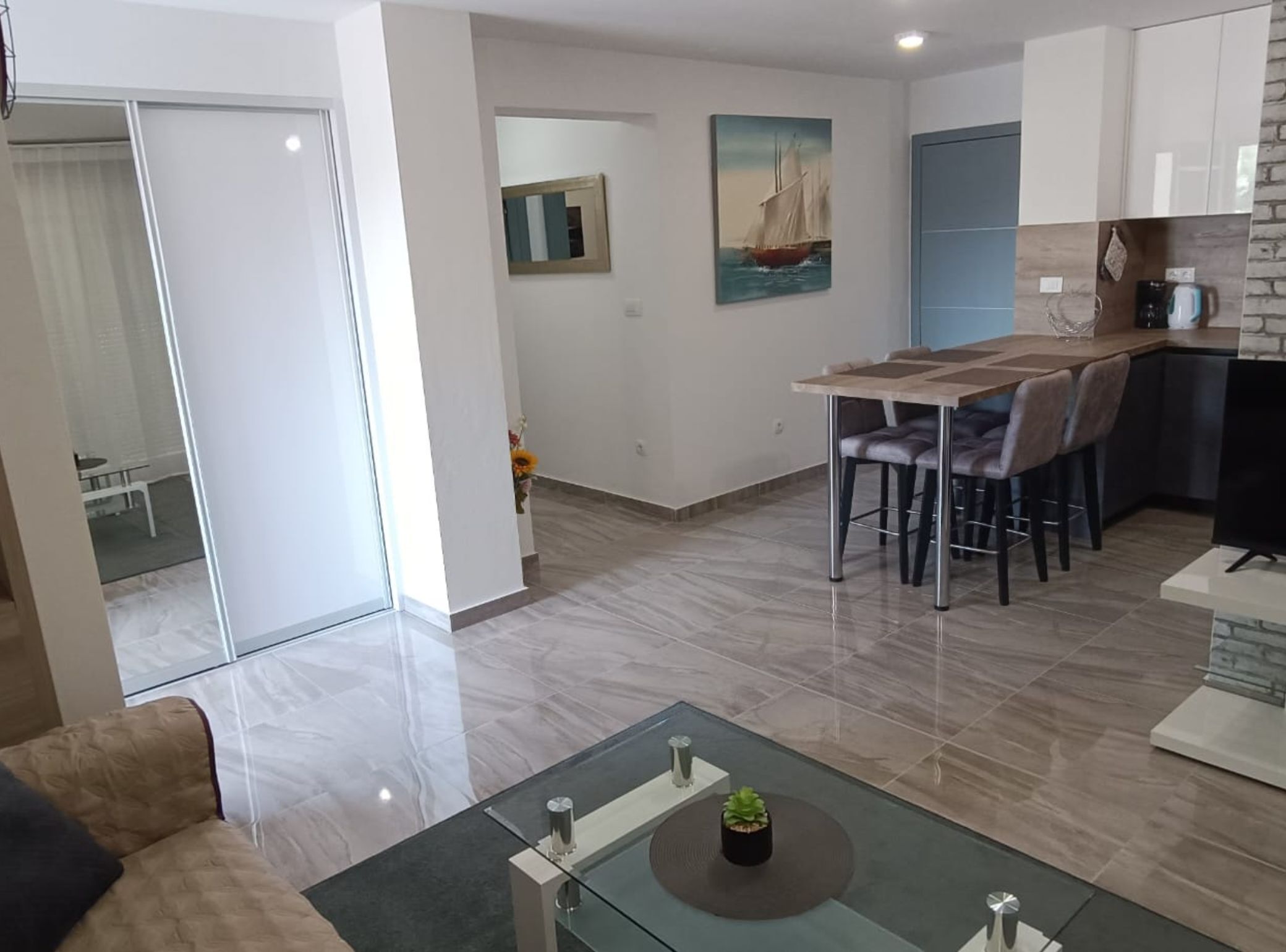 Leilighet (One Bedroom Apartment with Balcony 5) | Oppholdsrom | En 32-tommers Flatskjerm-TV med Parabol-TV