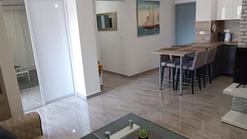 Leilighet (One Bedroom Apartment with Balcony 5) | Oppholdsrom | En 32-tommers Flatskjerm-TV med Parabol-TV