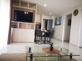 公寓 (One Bedroom apartment with Balcony an) | 客廳 | 32 吋平面電視連衛星電視頻道