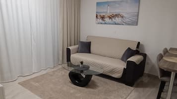 Studio (Studio Apartment with Balcony and Sea) | Wohnzimmer | 32-Zoll-Flachbildfernseher mit Satellitenempfang