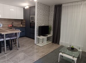 Apartamento (One Bedroom Apartment with Balcony 5) | Sala de estar | Televisión de pantalla plana de 32 pulgadas con canales por satélite