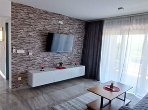 Apartamento (Three Bedroom Apartment with Balcony ) | Sala de estar | TV de tela plana 32 polegadas com canais via satélite