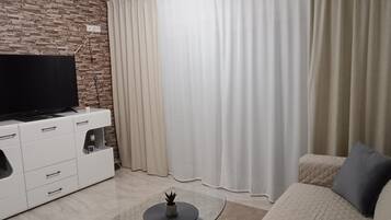 Studio (Studio Apartment with Balcony and Sea) | Living room | 32-inch flat-screen TV with satellite channels