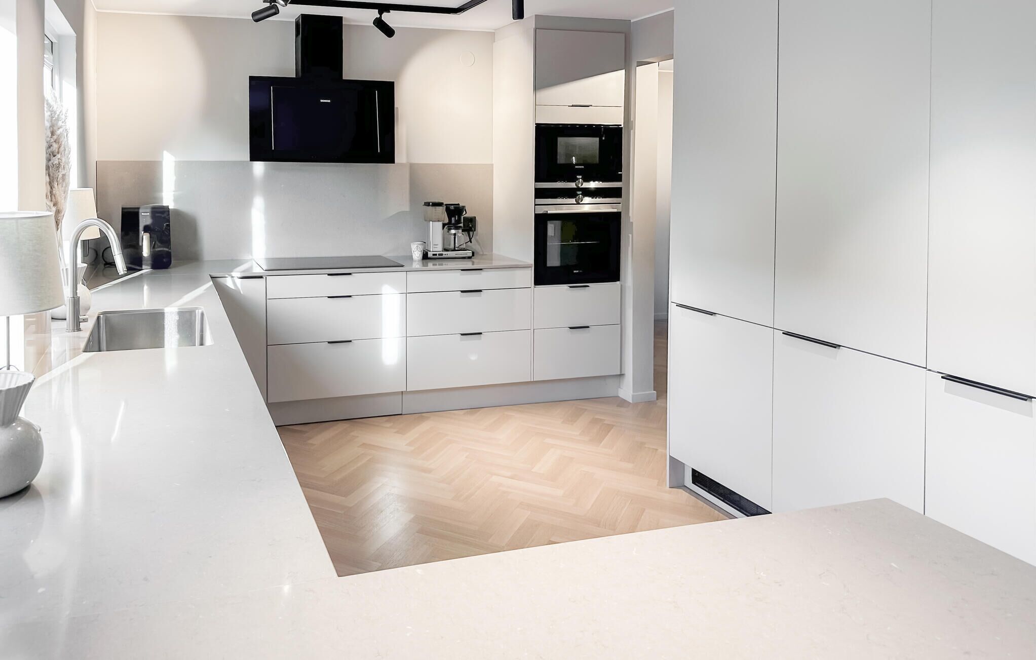 Kylskåp, ugn, diskmaskin och kaffe- och tebryggare