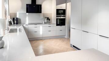 Kylskåp, ugn, diskmaskin och kaffe- och tebryggare