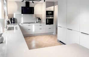 Kylskåp, ugn, diskmaskin och kaffe- och tebryggare