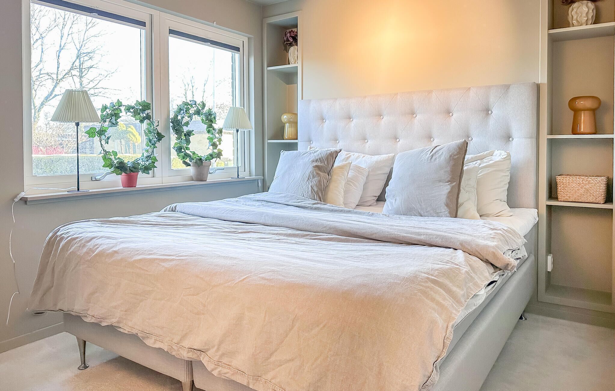 Travel cot, free WiFi