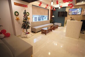 Deluxe Room | Living area - Hotel Tattva Varanasi (Varanasi)