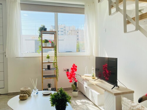 Pink Flamingo 1-BR Apartment in Larnaca