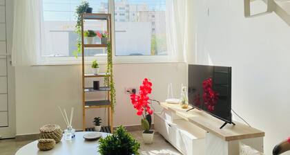 Pink Flamingo 1-BR Apartment in Larnaca
