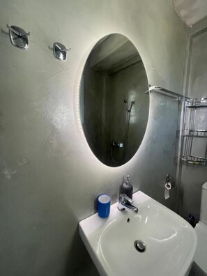 Deluxe-huoneisto, parveke, osittainen merinäköala | Kylpyhuone