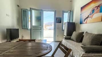 Leilighet – standard, balkong, byutsikt | Oppholdsområde | TV