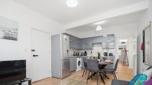 Un apartamento moderno con comedor, cocina y sala de estar.