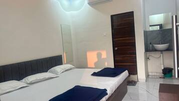 Superior Room | Desk, laptop workspace, free WiFi