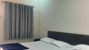 Rom – deluxe | Skrivebord, skrivebord for bærbar PC og wi-fi (inkludert)