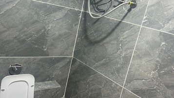 Deluxe Room | Bathroom | Shower, towels, soap, shampoo