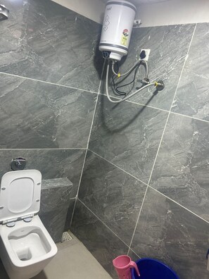 Deluxe Room | Bathroom | Shower, towels, soap, shampoo - MORESHWAR PRIDE & RESIDENCY (Khuldabad)