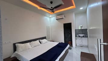 Desk, laptop workspace, free WiFi